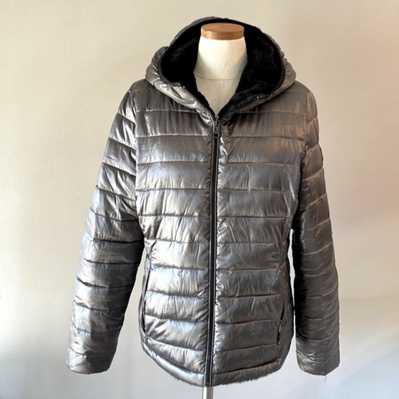 ANDREW MARC women’s REVERSIBLE metallic gray blk puffer / plush hooded jacket M - Picture 5 of 17